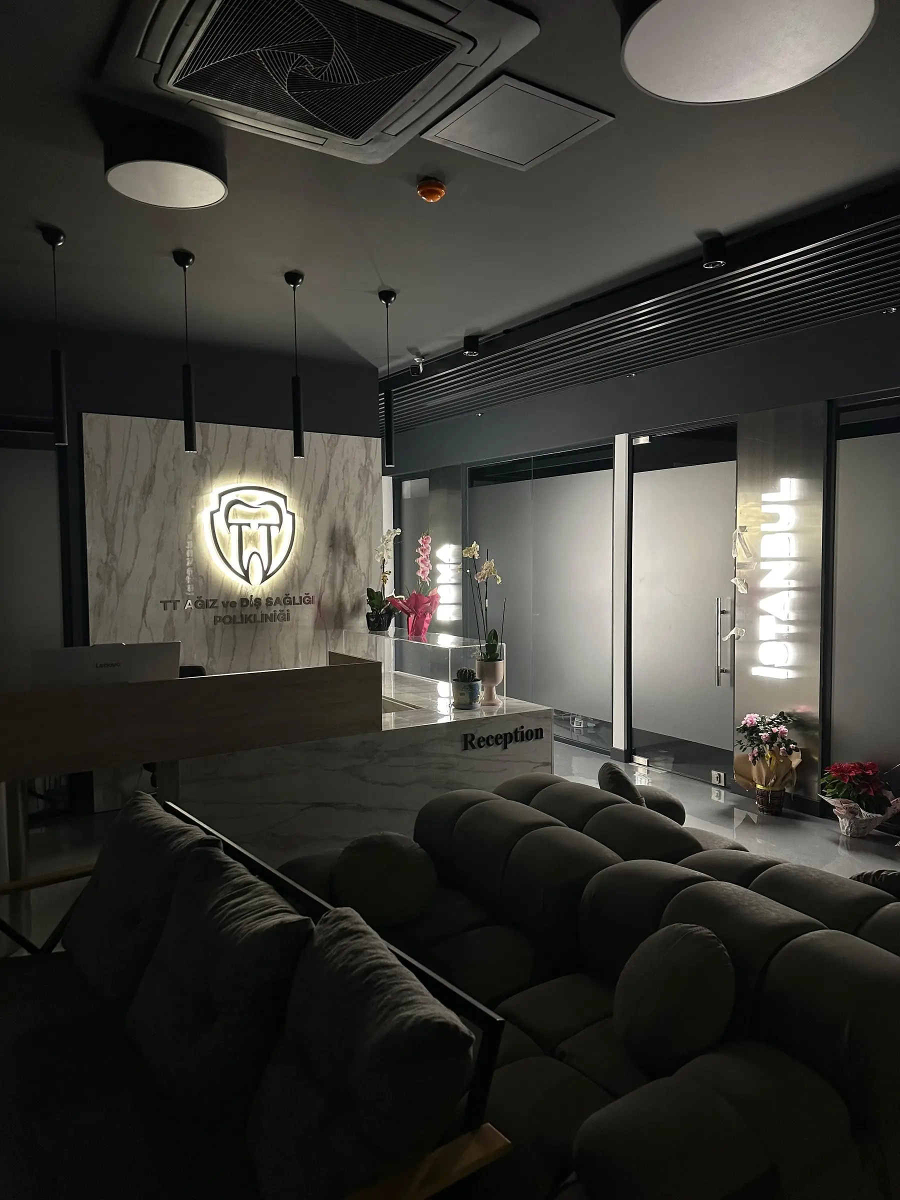 Klinik logosunun yer aldığı bekleme salonu ve oturma grubu