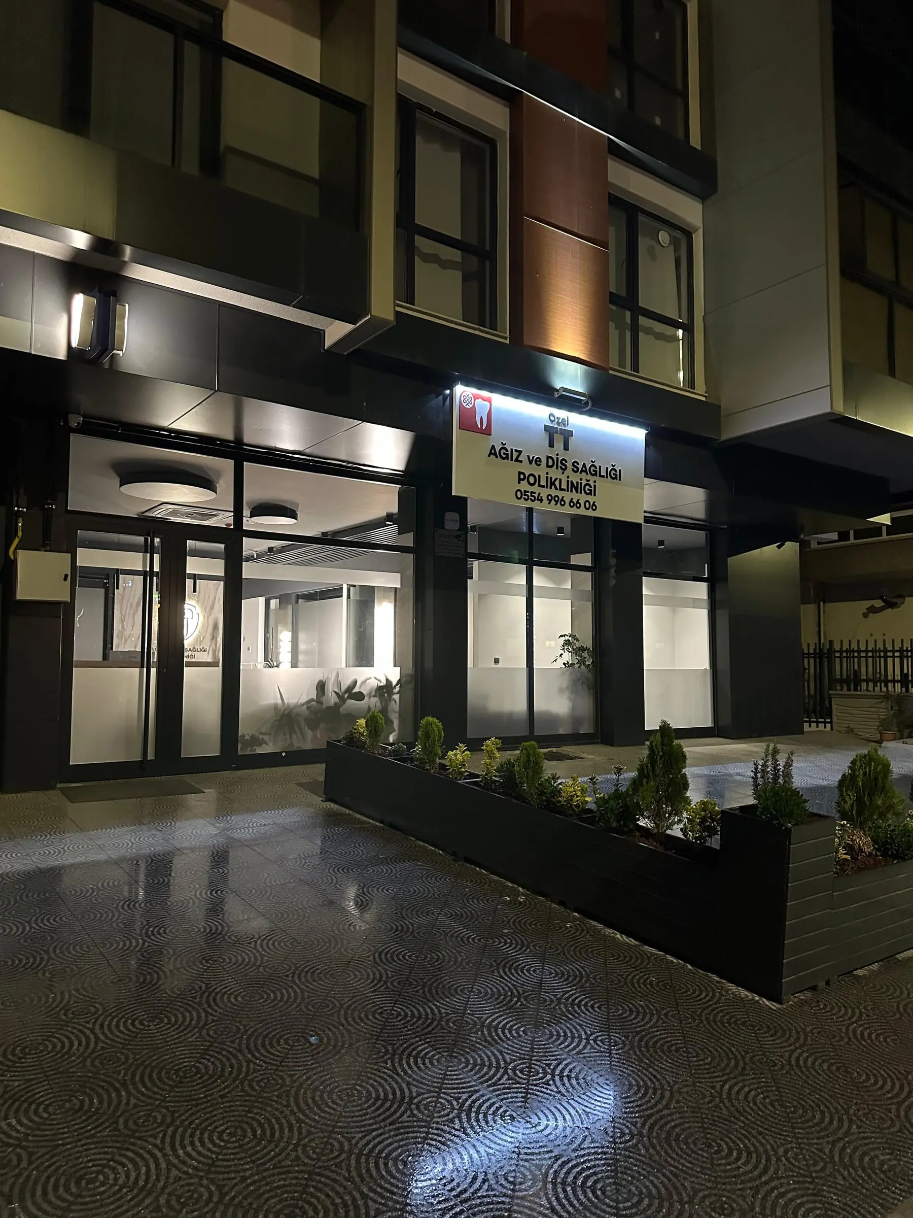 TT Ağız ve Diş Sağlığı Polikliniği dış cephesi, akşam görünümü