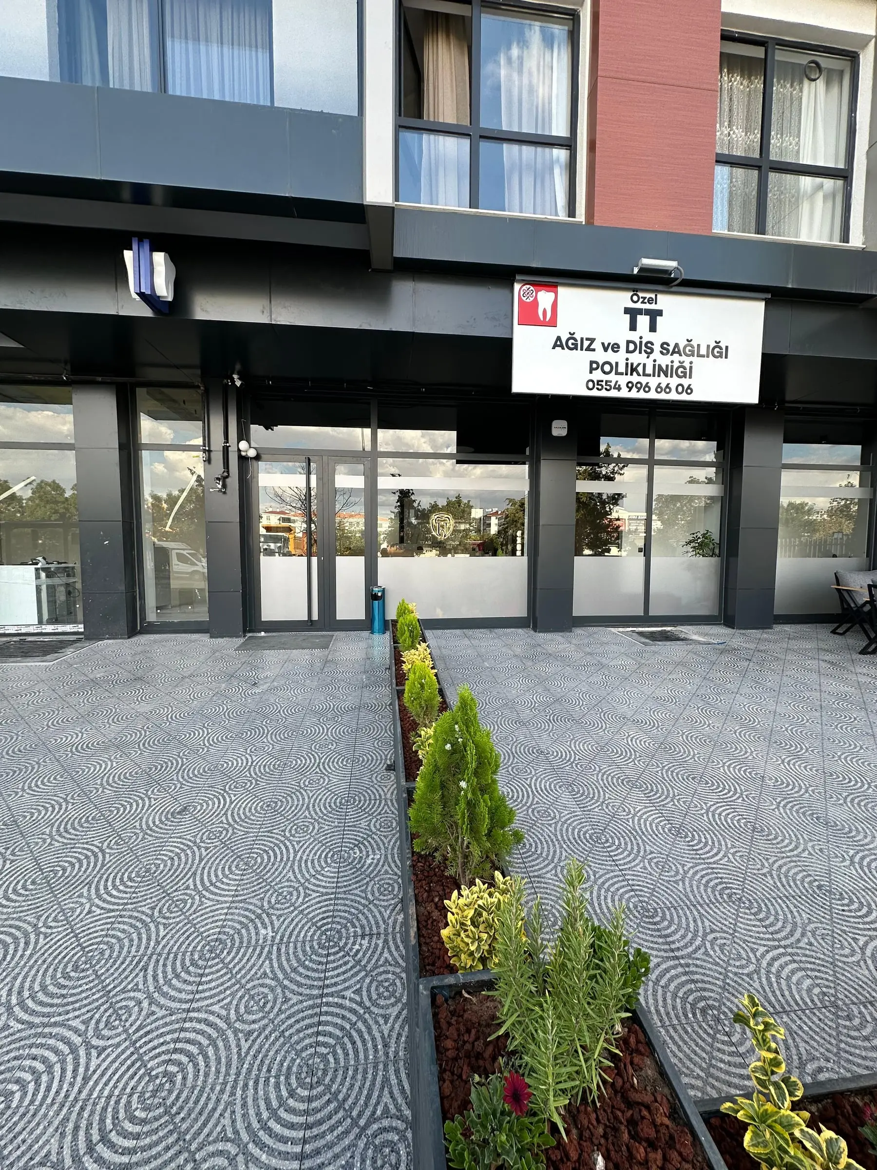 Kliniğin Cumhuriyet Bulvarı üzerindeki cadde girişi ve tabelası