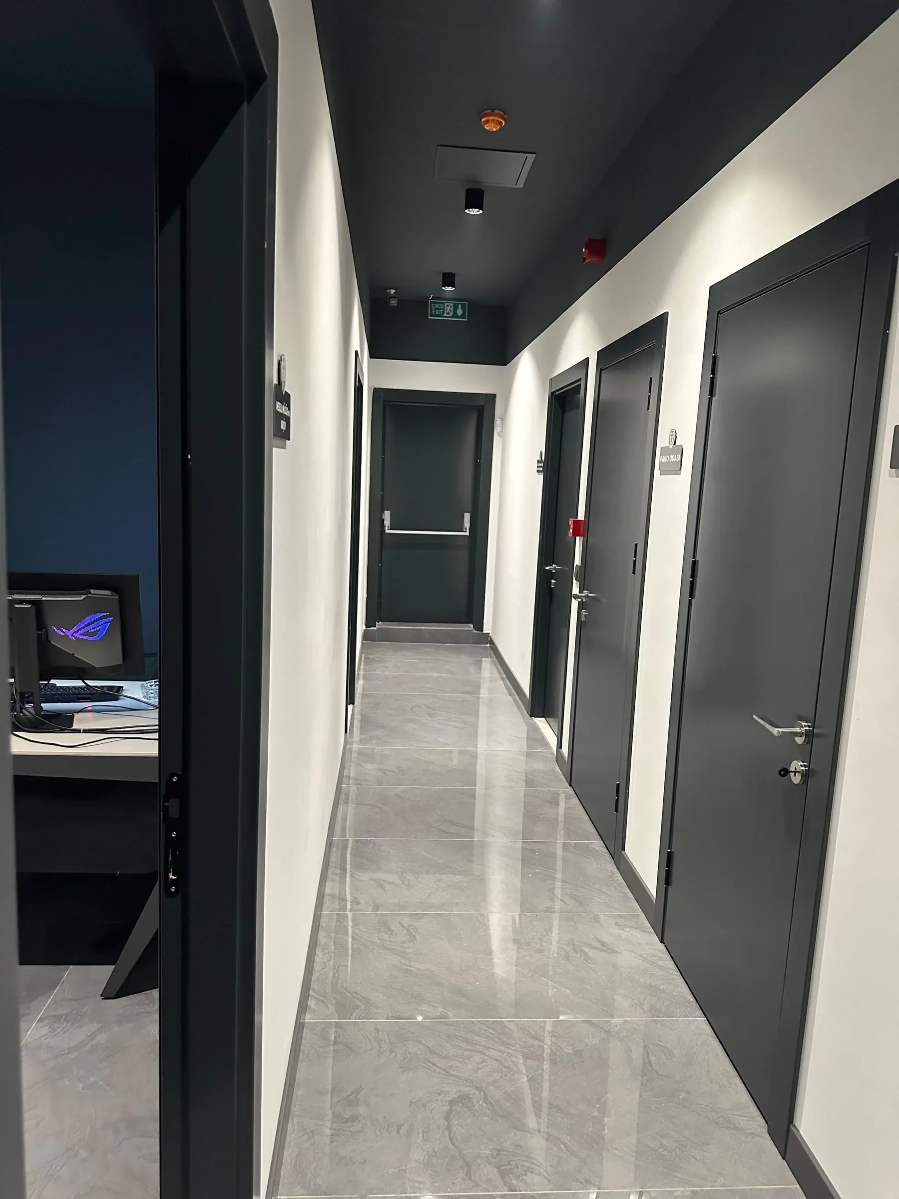 Tedavi odalarına açılan klinik koridoru