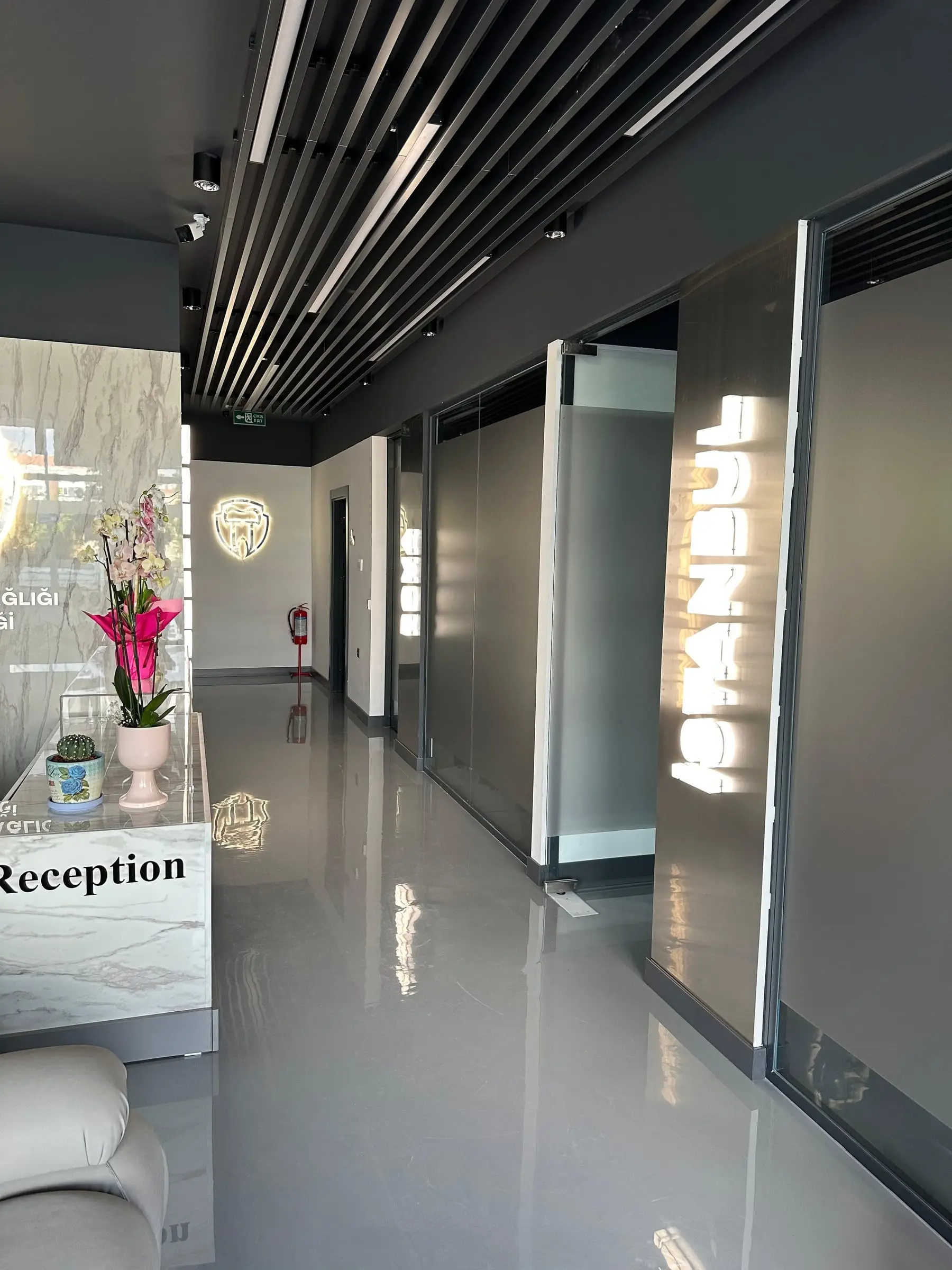 Resepsiyona açılan klinik koridoru