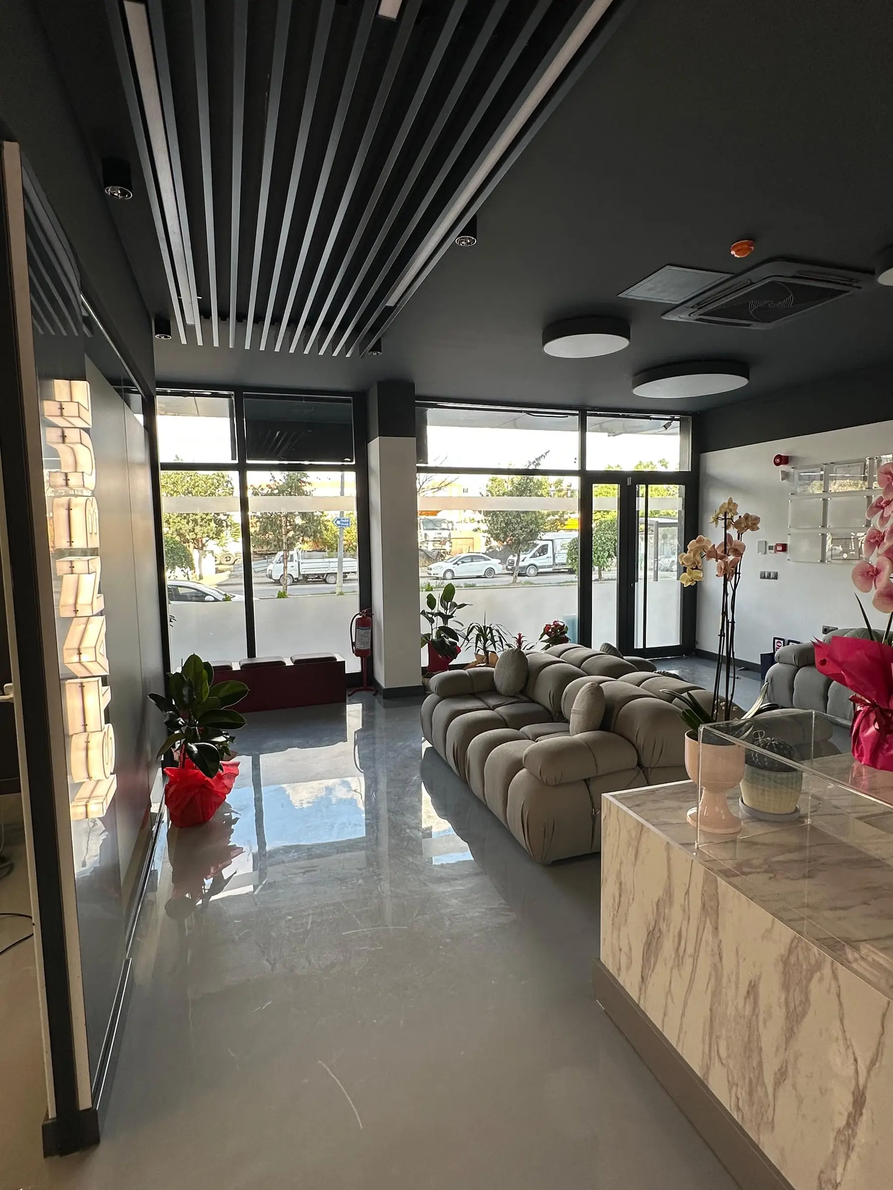 Geniş pencereli bekleme alanı ve resepsiyon bankosu