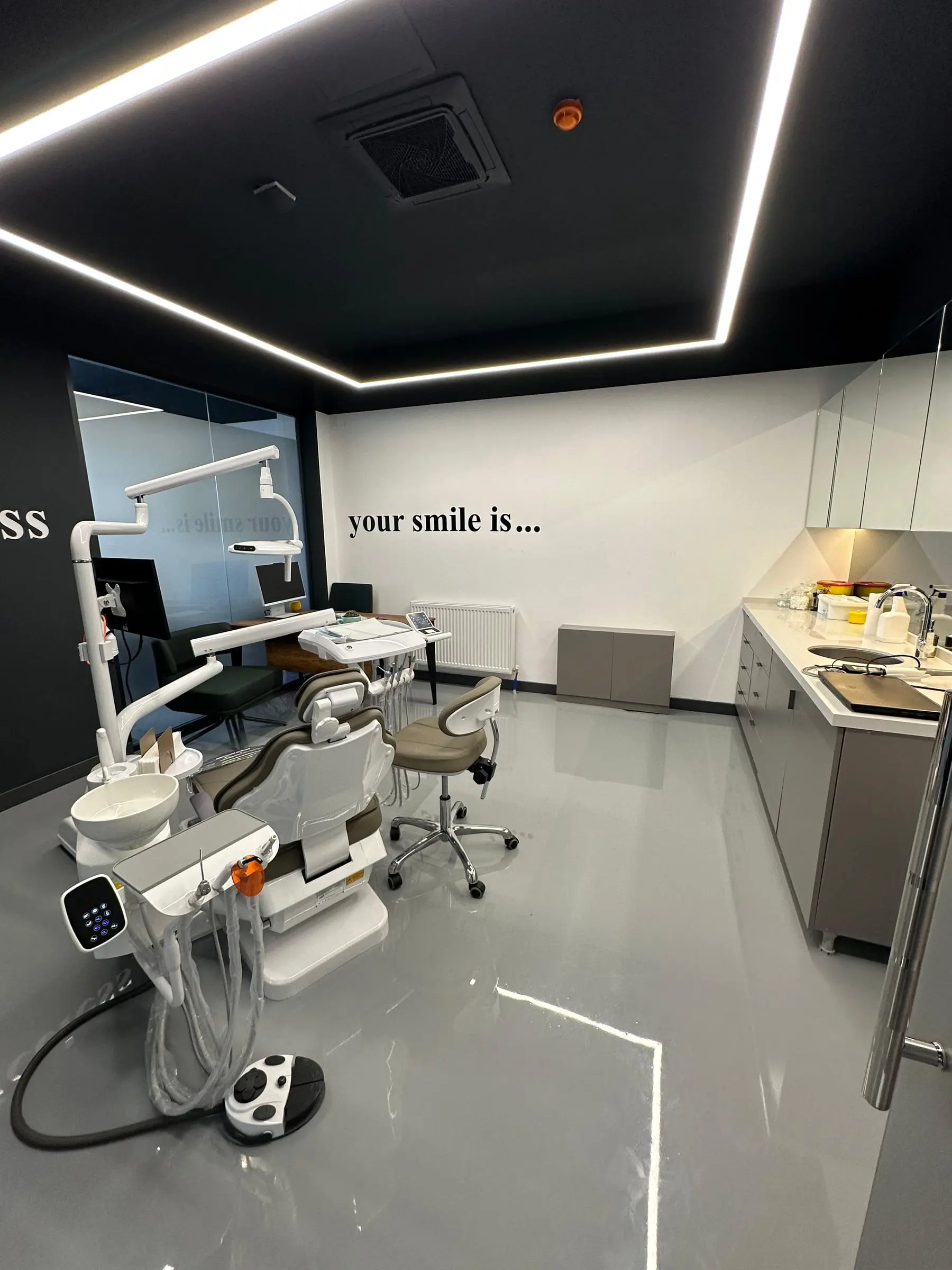Dental ünit ve ekipmanların bulunduğu tedavi odası